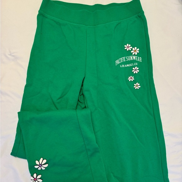 Pacsun green sweatpants with flowers on hip and leg
Size small
Only worn once - Picture 1 of 3